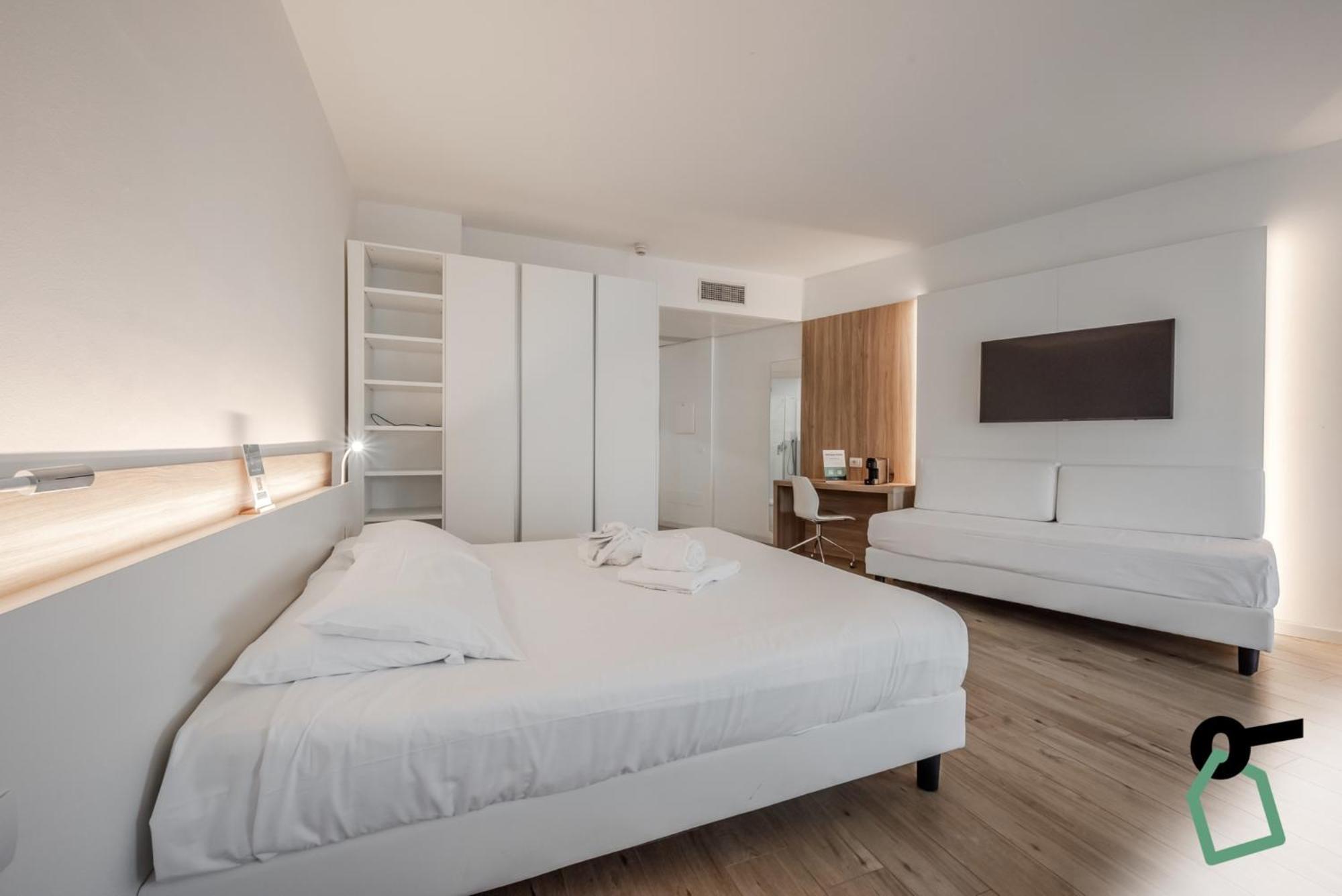 Hotiday Room Collection - Tirrenia Exteriör bild